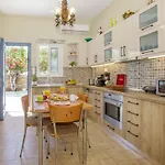 Σπίτι διακοπών Ruby's Summer House With Spacious Garden And Free Parking *