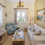 Ruby's Summer House With Spacious Garden And Free Parking بيت للعطل *