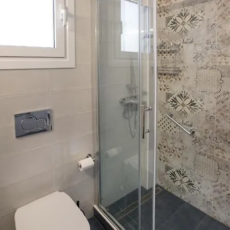 Vakantiehuis Ruby's Summer House With Spacious Garden And Free Parking Gavrio