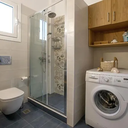 Vakantiehuis Ruby's Summer House With Spacious Garden And Free Parking Gavrio