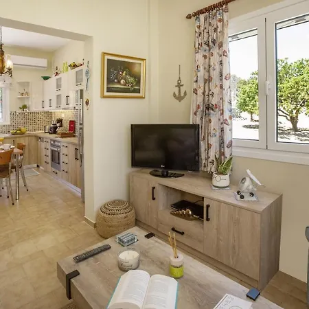 Vakantiehuis Ruby's Summer House With Spacious Garden And Free Parking Gavrio