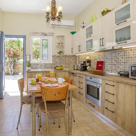 Vakantiehuis Ruby's Summer House With Spacious Garden And Free Parking *