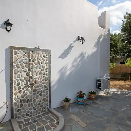 Vakantiehuis Ruby's Summer House With Spacious Garden And Free Parking Gavrio