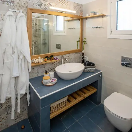 Ruby's Summer House With Spacious Garden And Free Parking Vakantiehuis *