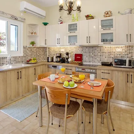 Vakantiehuis Ruby's Summer House With Spacious Garden And Free Parking *