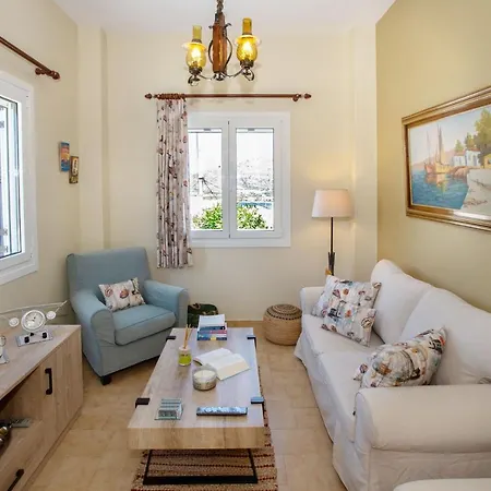 Ruby's Summer House With Spacious Garden And Free Parking Vakantiehuis *