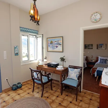 Vakantiehuis Ruby's Summer House With Spacious Garden And Free Parking Gavrio