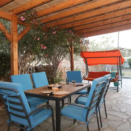 Ruby's Summer House With Spacious Garden And Free Parking Vakantiehuis